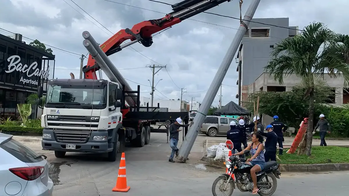 Camión grúa de Soditeel izando un poste en una calle de Apartadó