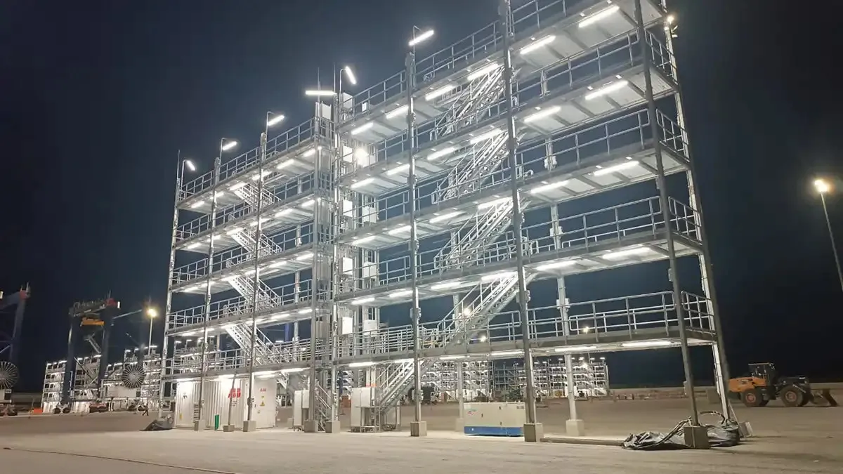 Estructuras para contenedores refrigerados iluminadas de noche en el patio de Puerto Antioquia